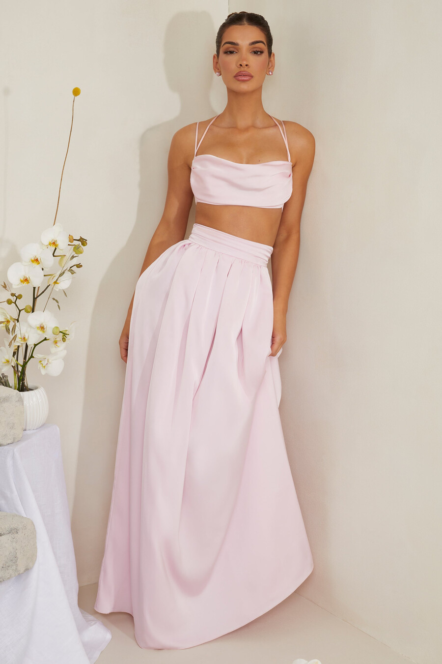 růžový saténový crop top s kapucí