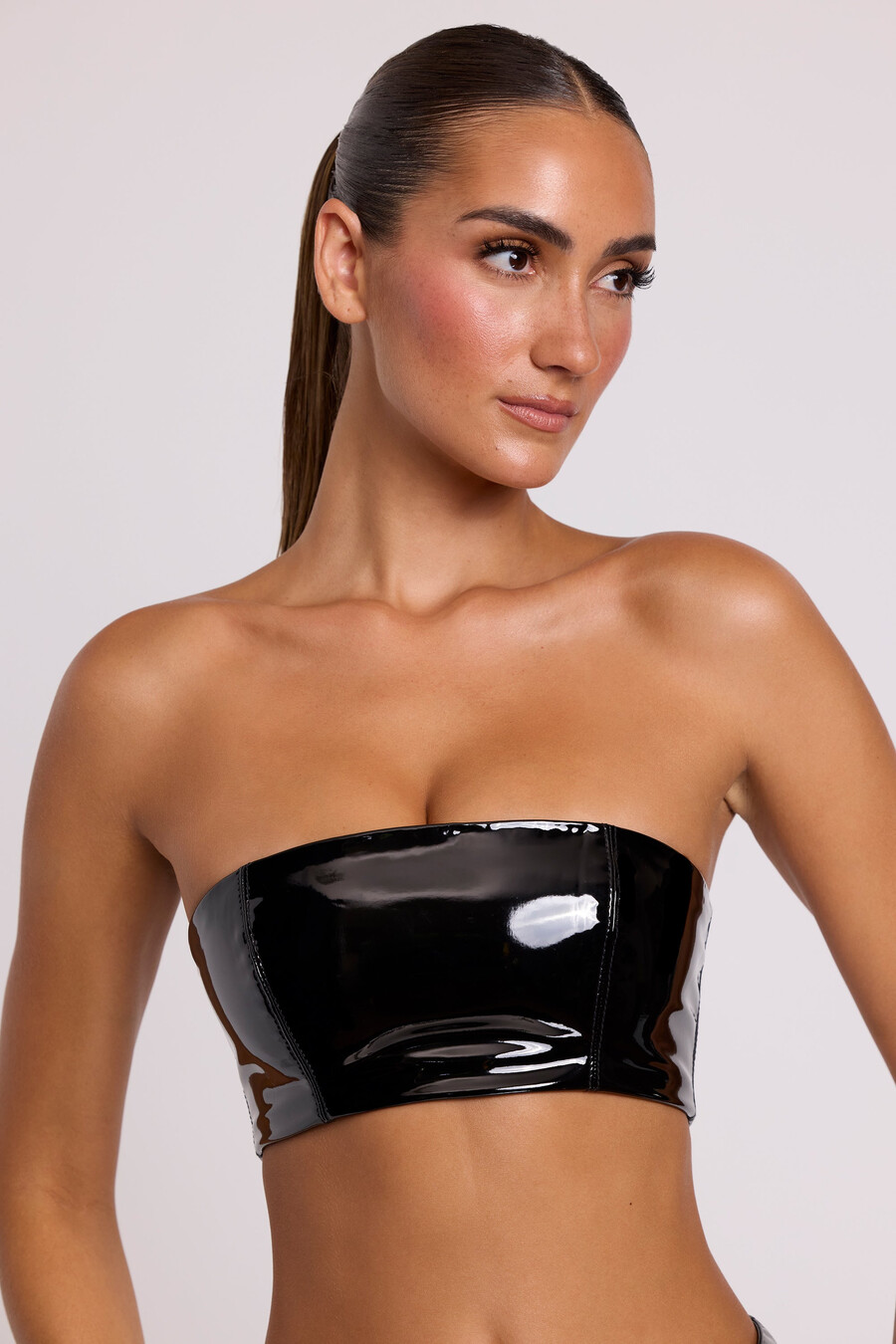 vinylová bandeau podprsenka bralette v černé barvě