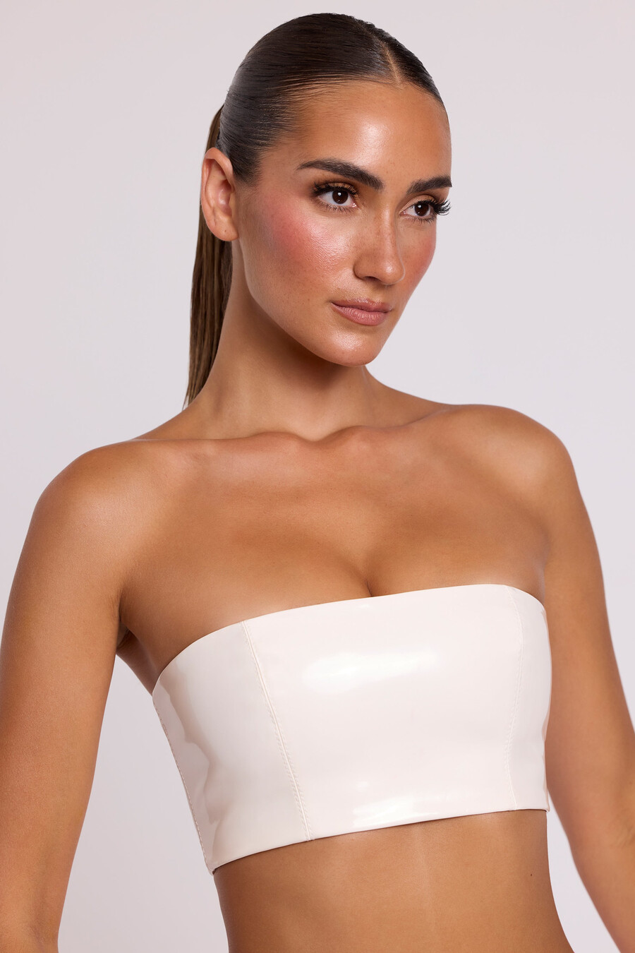 vinylová bandeau podprsenka bralette v bílé barvě