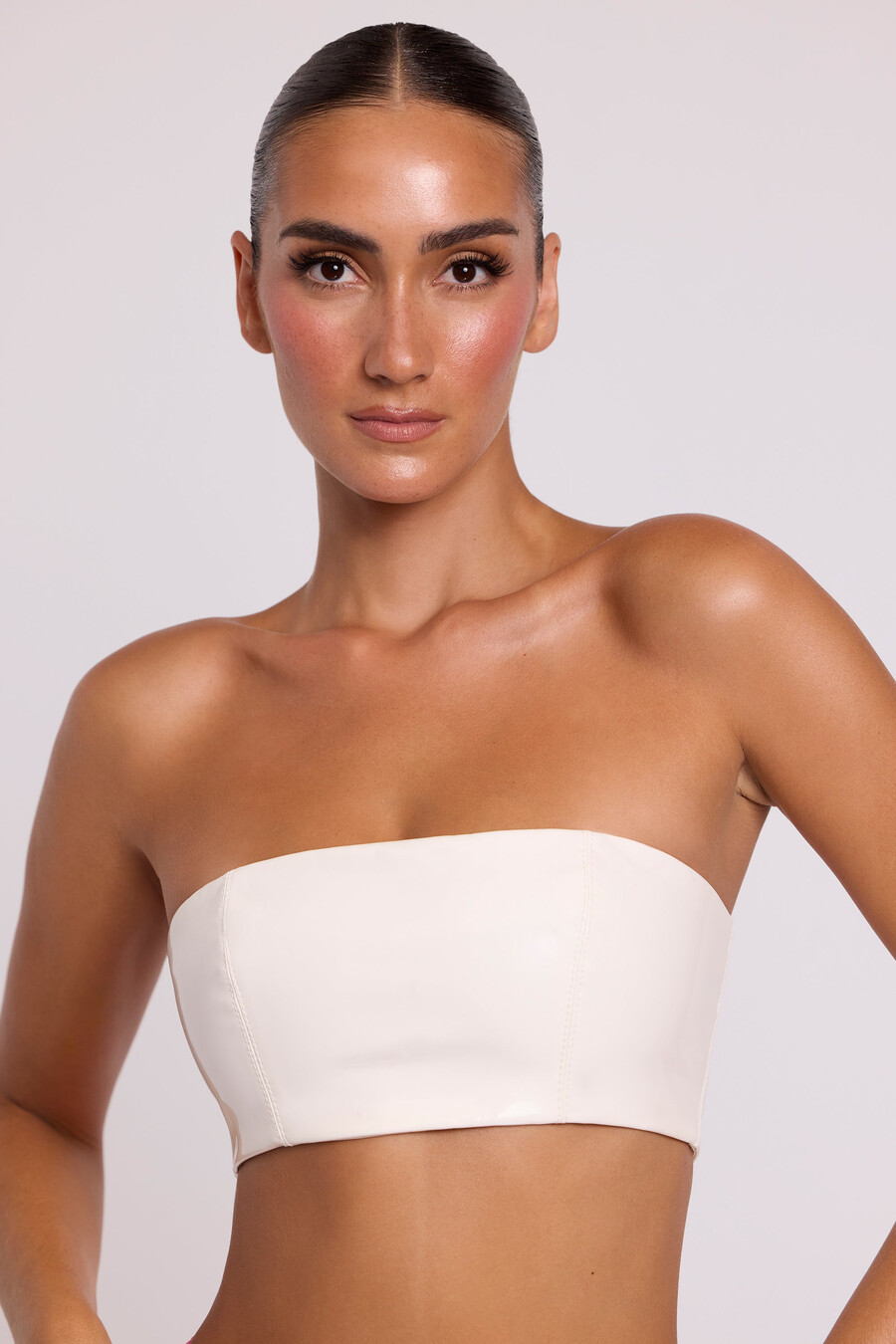 vinylová bandeau podprsenka bralette v bílé barvě