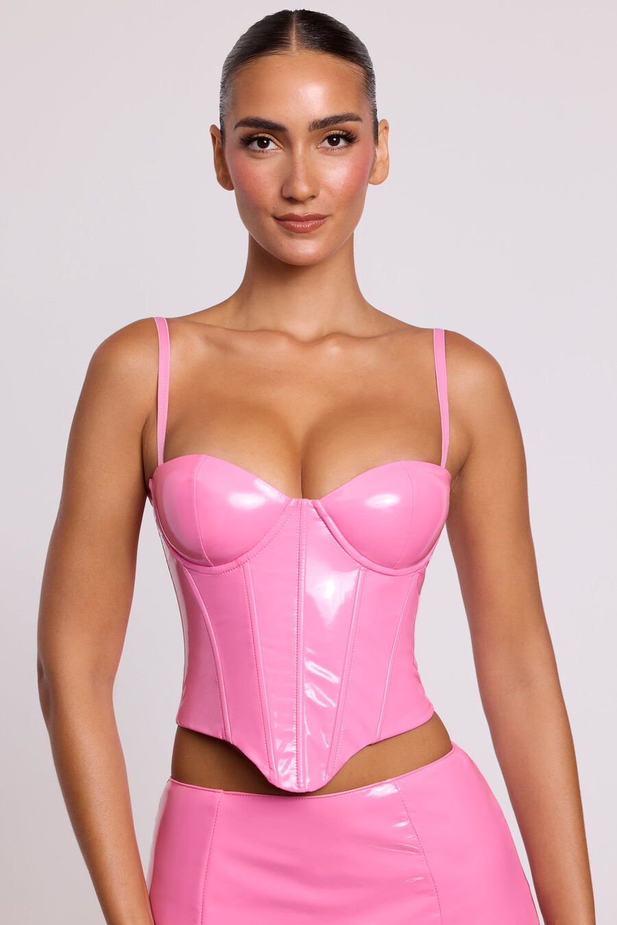 vinylový korzetový crop top s kosticemi v růžové barvě