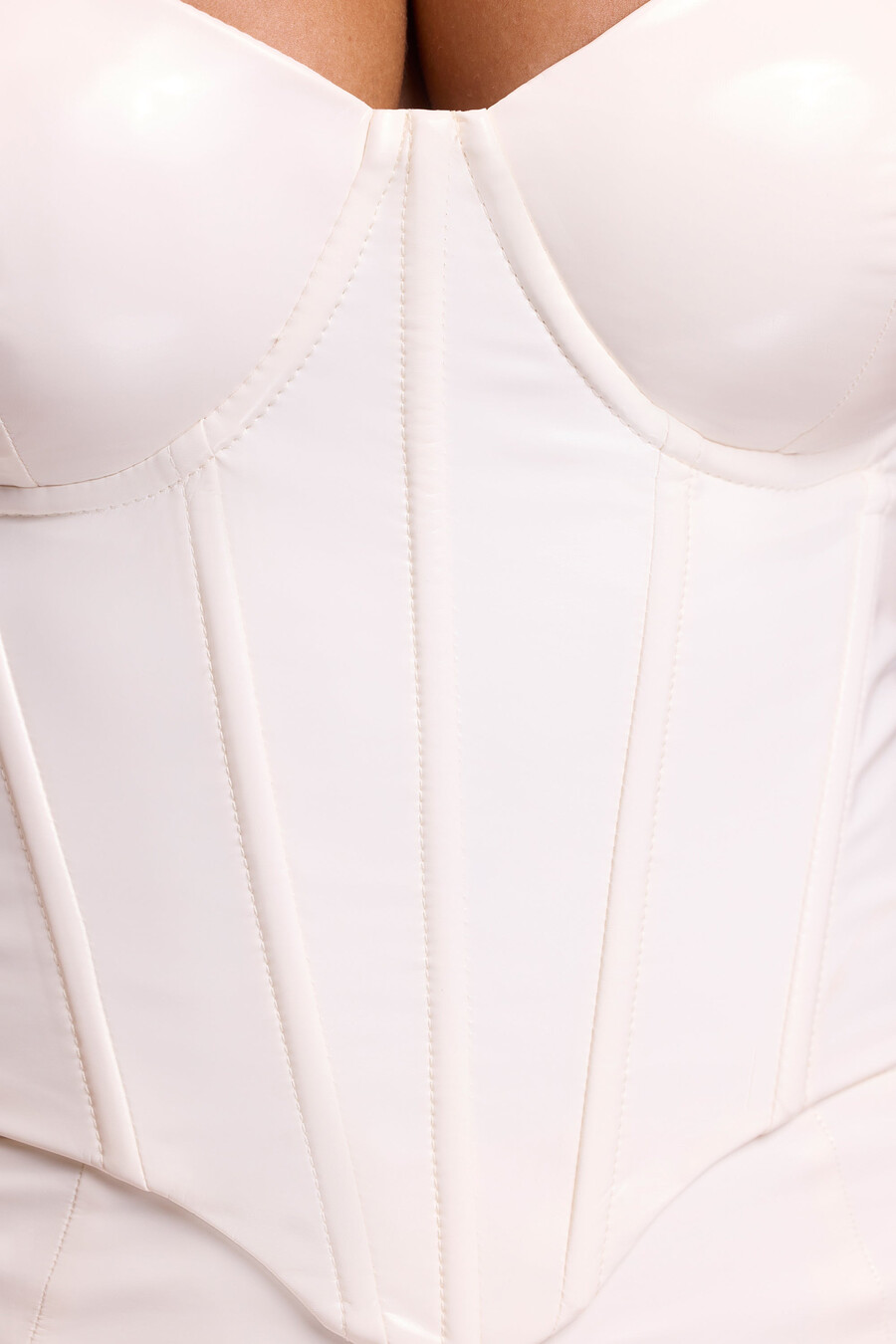 vinylový korzetový crop top s kosticemi v bílém provedení