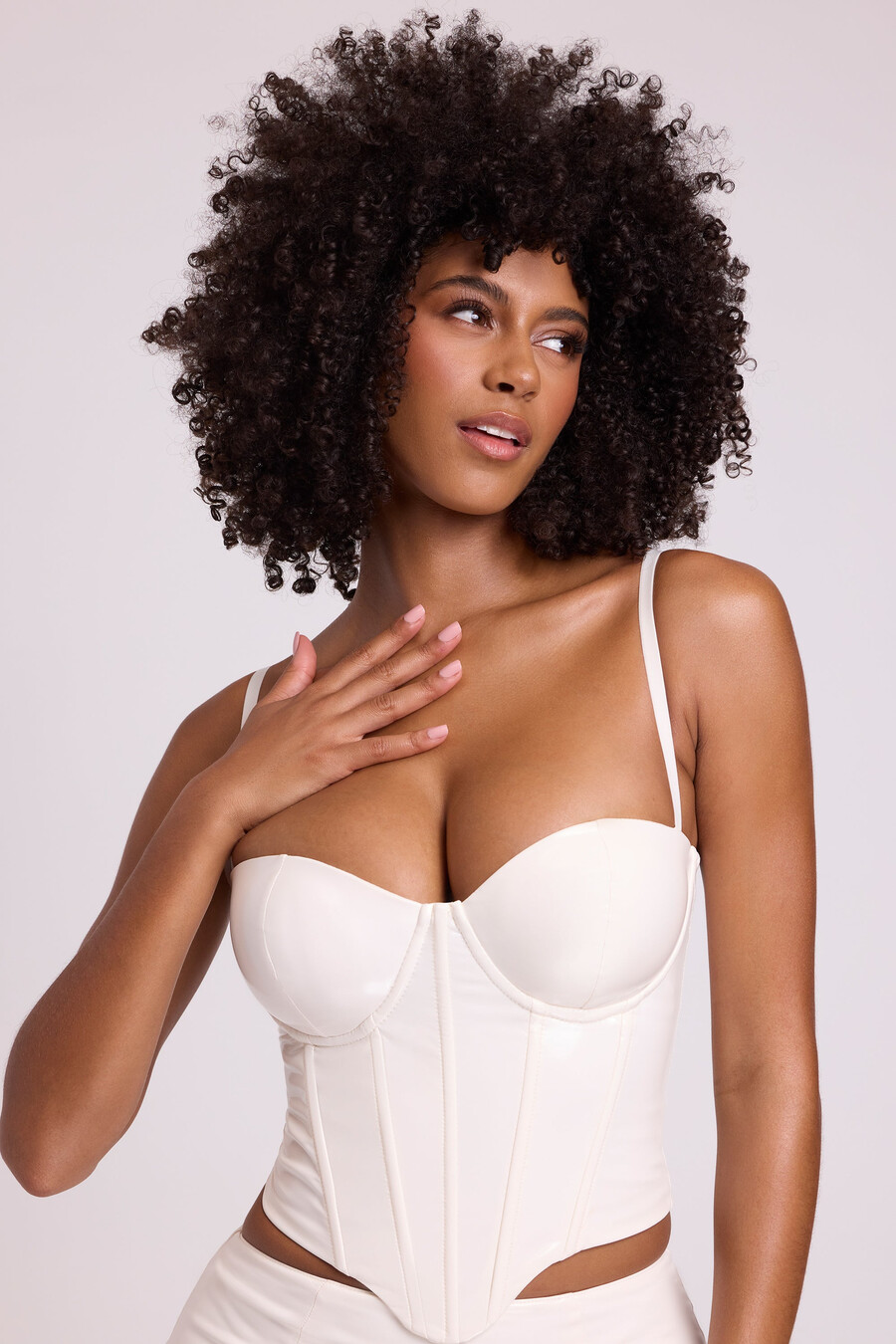 vinylový korzetový crop top s kosticemi v bílém provedení