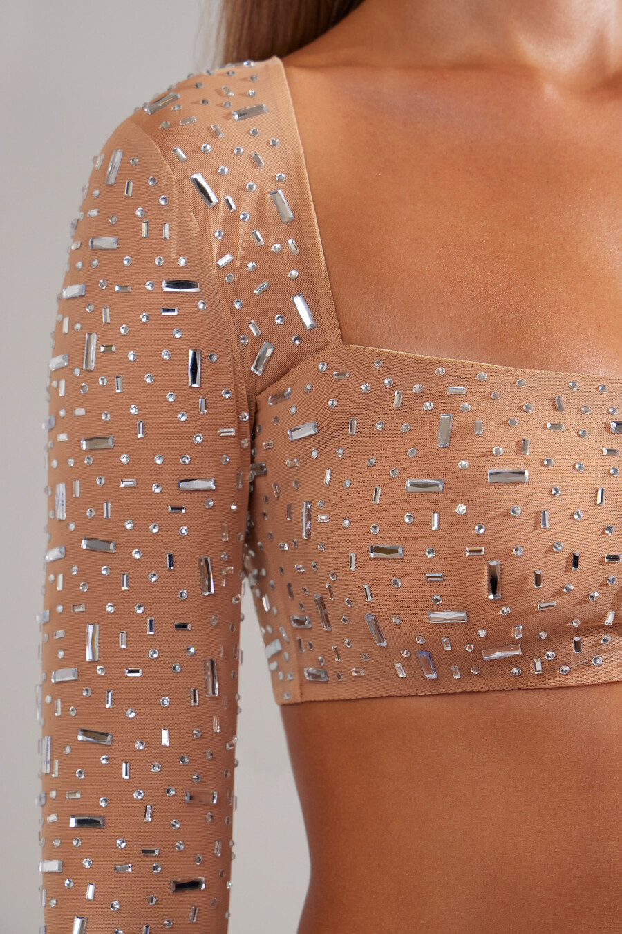 průsvitný zdobený crop top s dlouhým rukávem v mandlové barvě