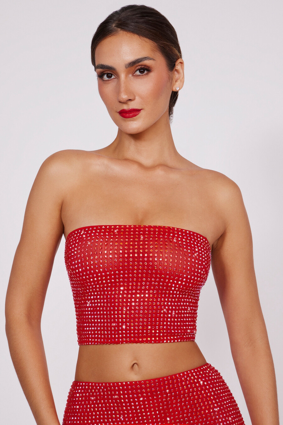 zdobený crop top bez ramínek v ohnivě červené barvě