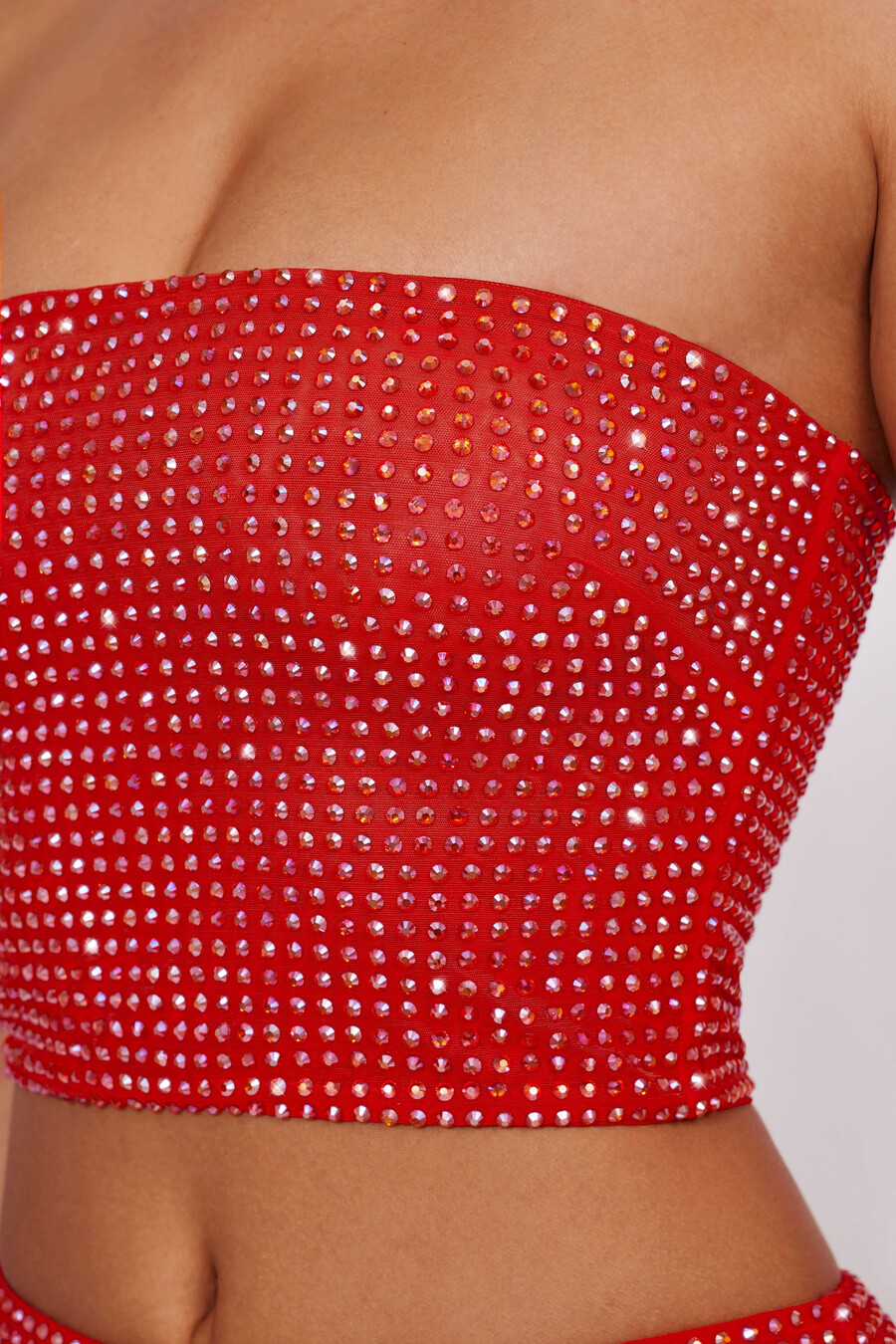zdobený crop top bez ramínek v ohnivě červené barvě