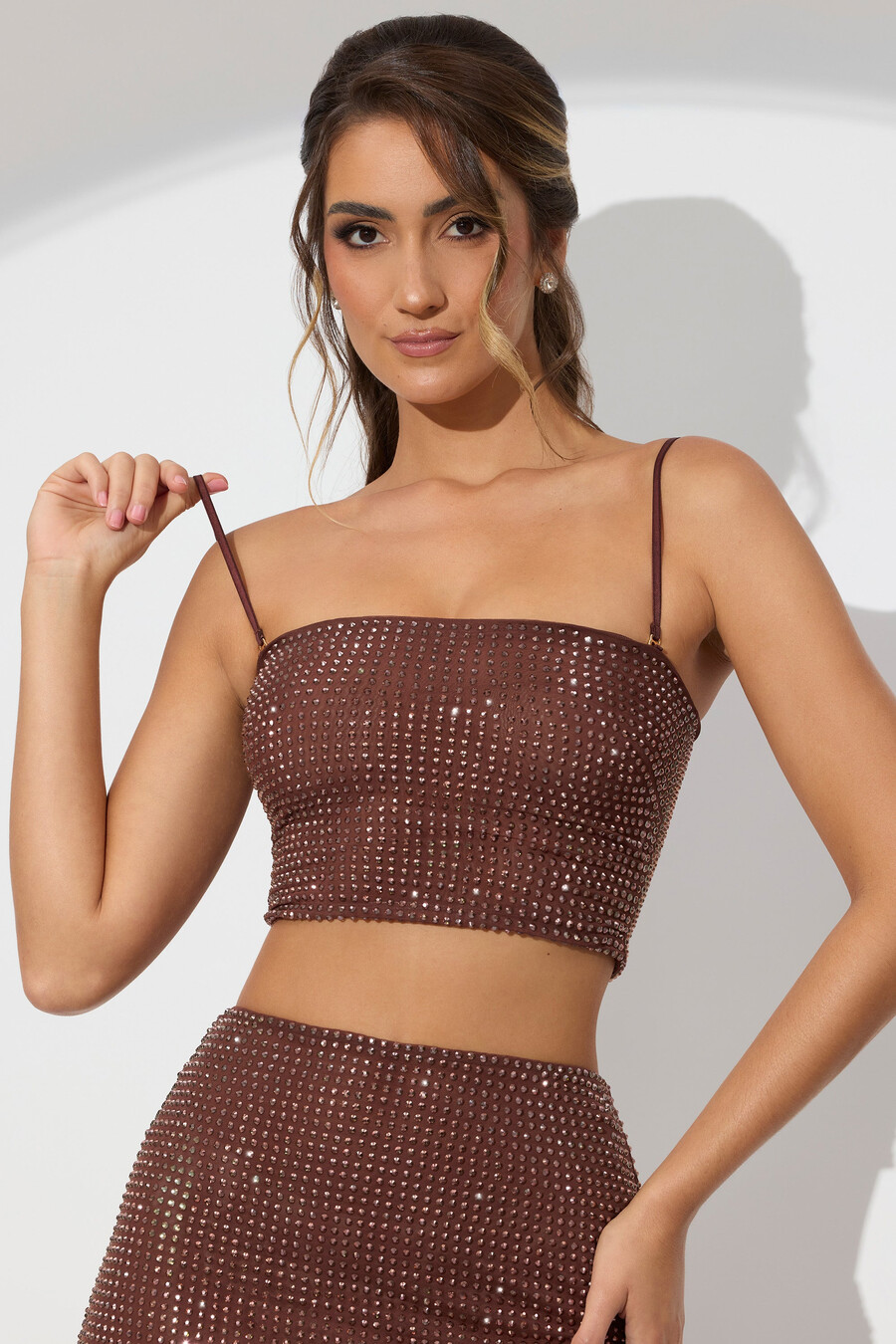 zdobený crop top bez ramínek v espressové barvě