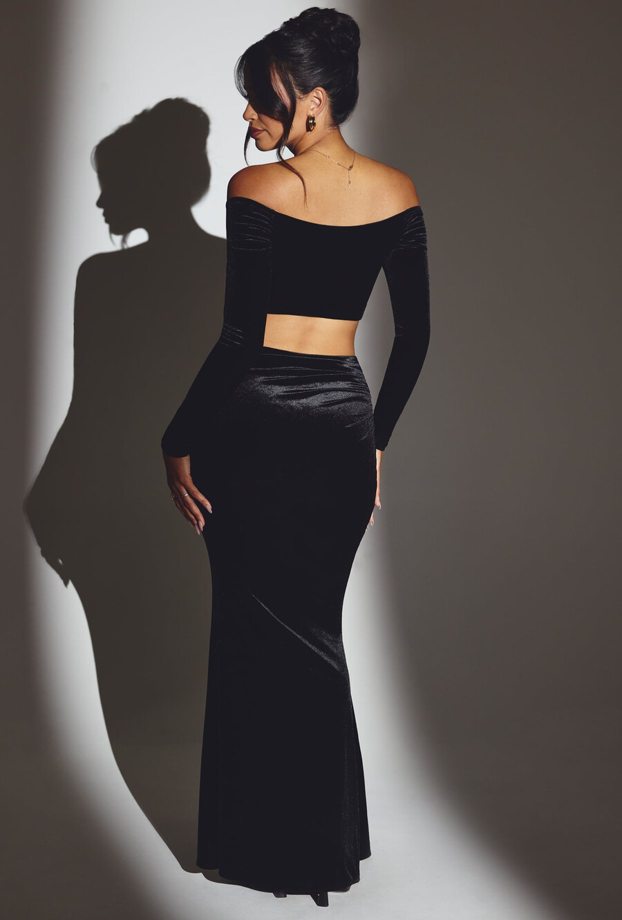 sametový crop top s odhalenými rameny v černé barvě