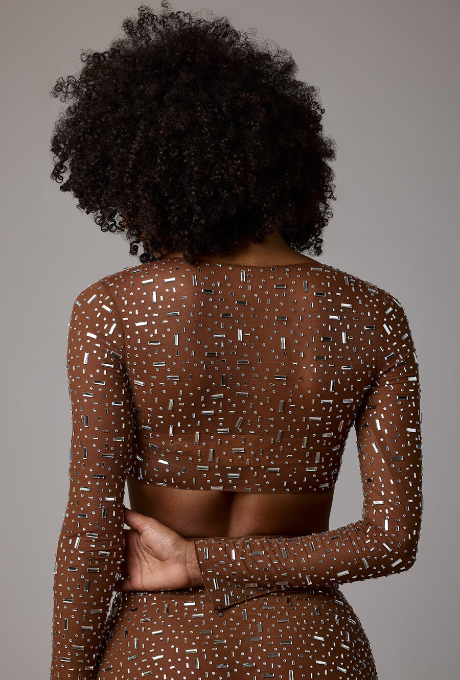 průsvitný zdobený crop top s dlouhým rukávem v barvě mocha