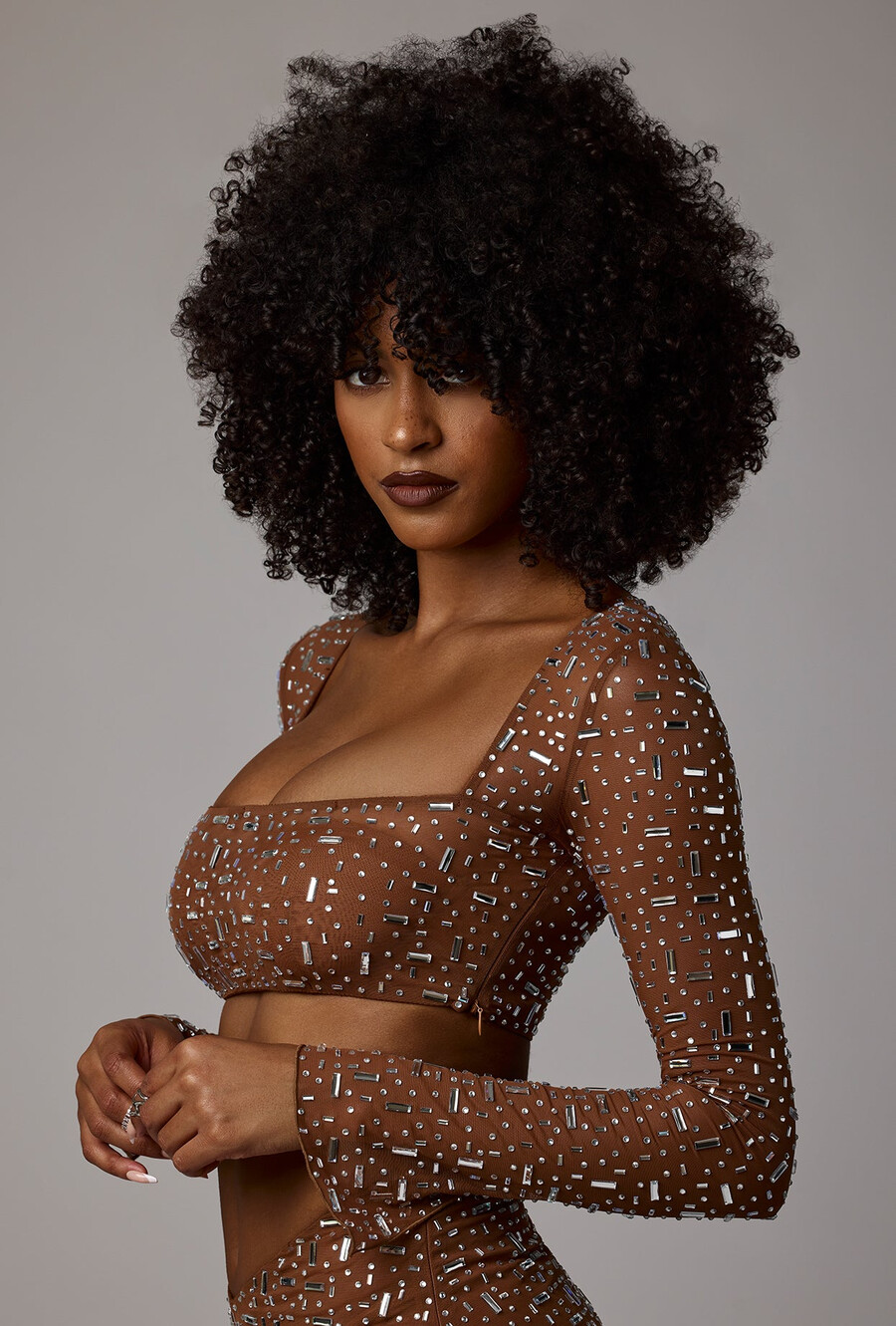 průsvitný zdobený crop top s dlouhým rukávem v barvě mocha