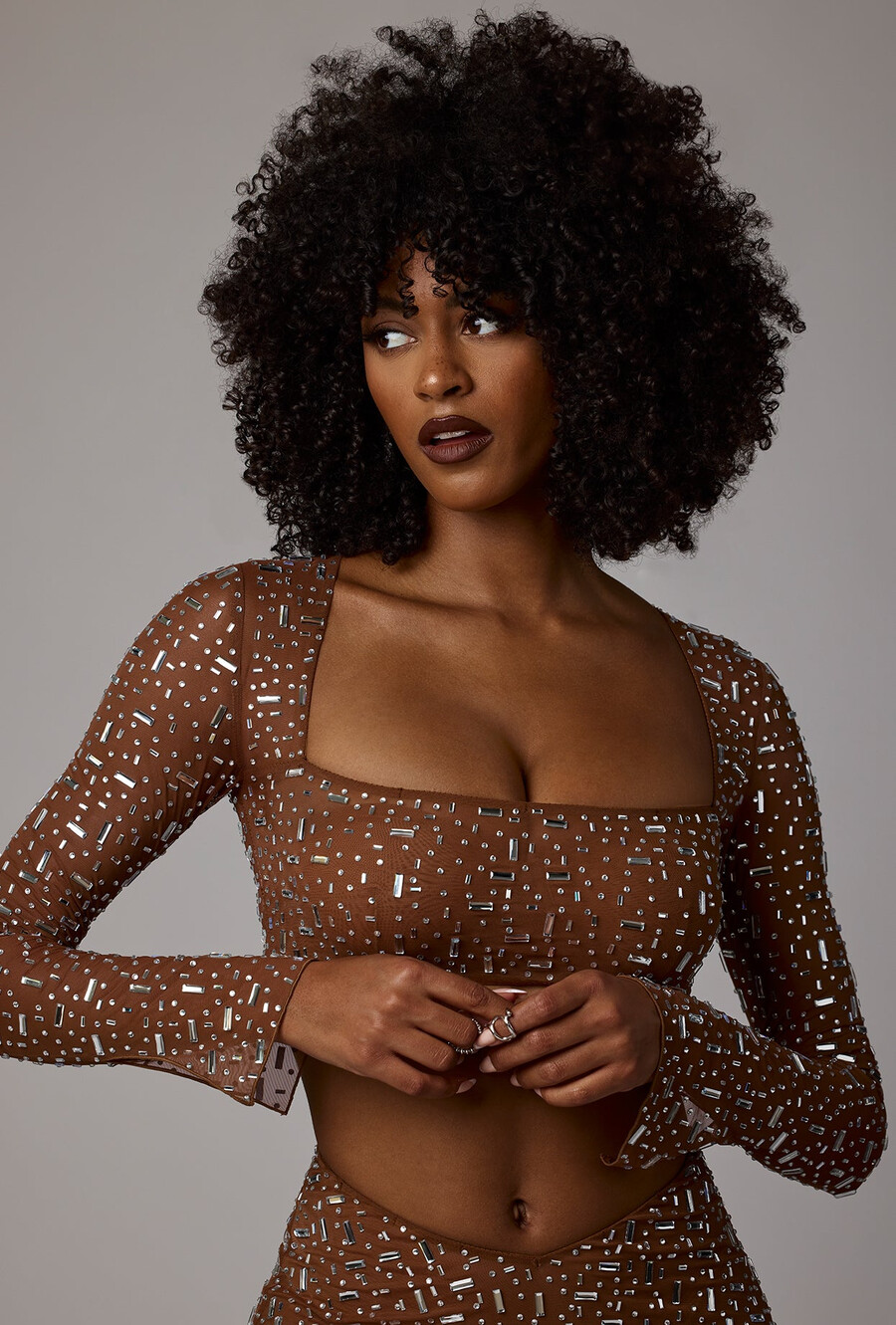 průsvitný zdobený crop top s dlouhým rukávem v barvě mocha
