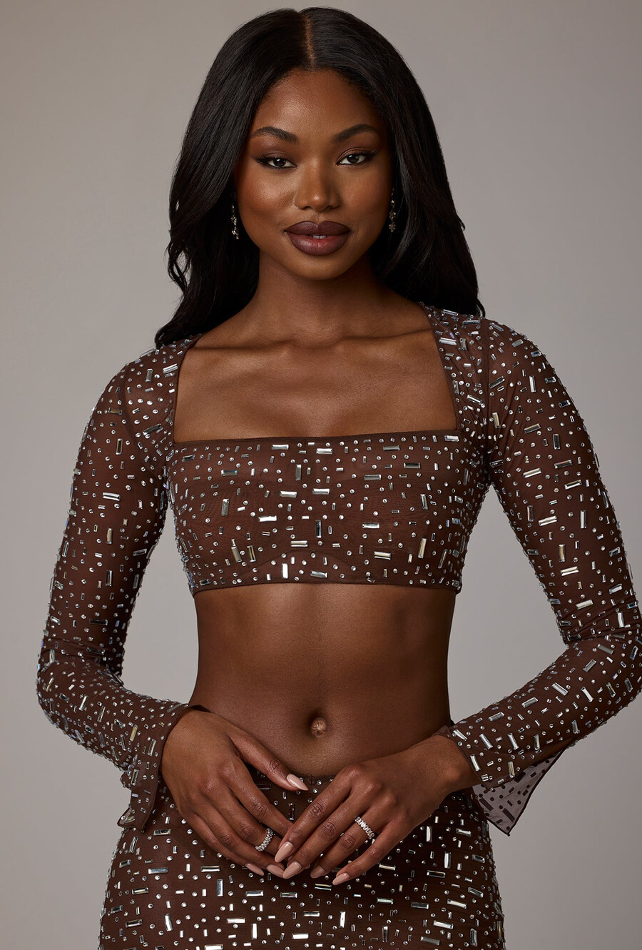 průsvitný zdobený crop top s dlouhým rukávem v tmavě kakaové barvě