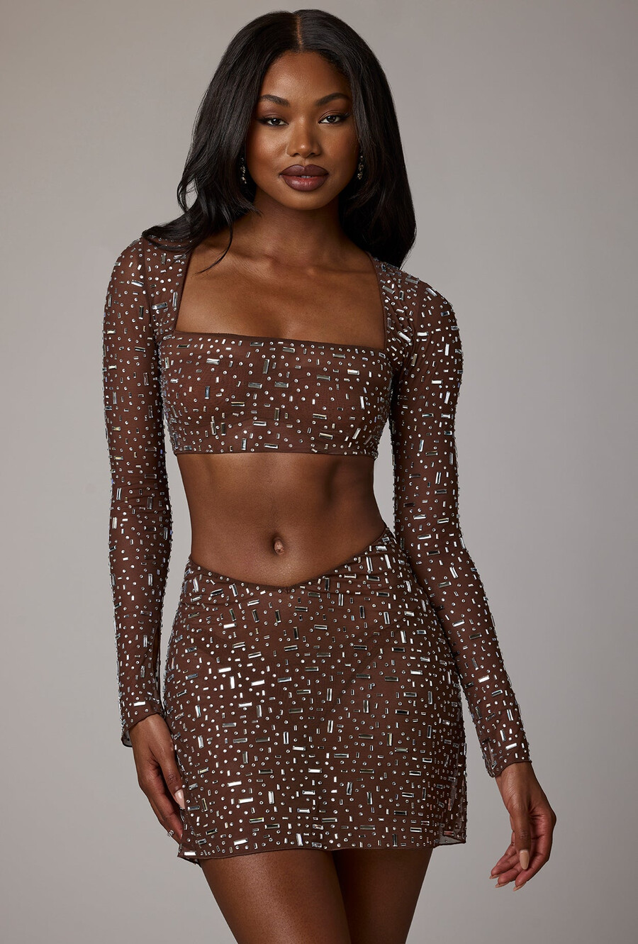 průsvitný zdobený crop top s dlouhým rukávem v tmavě kakaové barvě