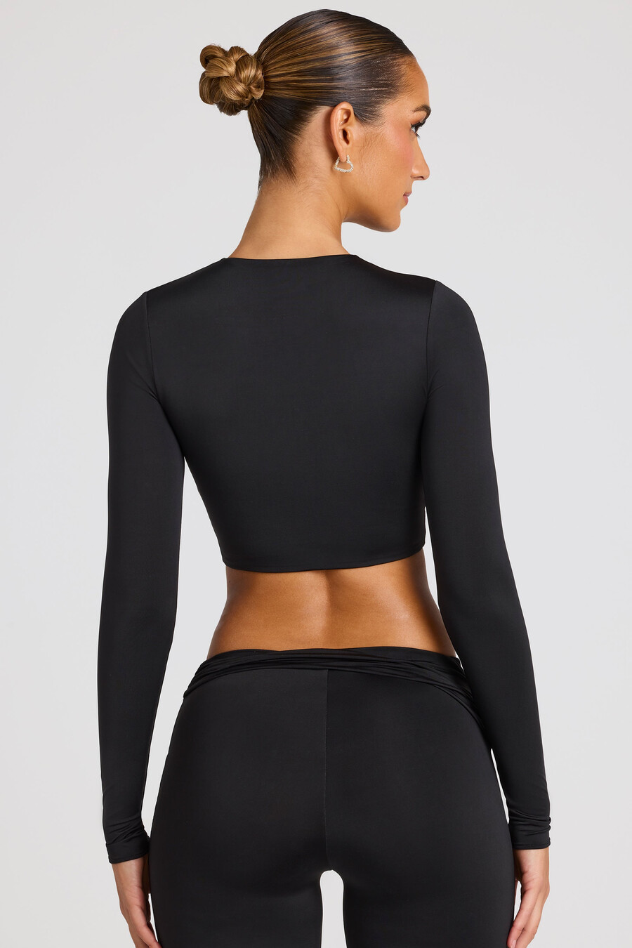 průsvitný panelový crop top s dlouhým rukávem v černé barvě