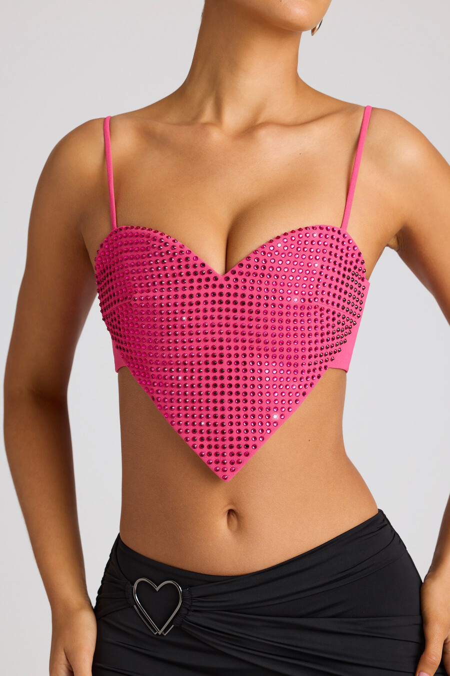 zdobený crop top se srdíčky v purpurové barvě