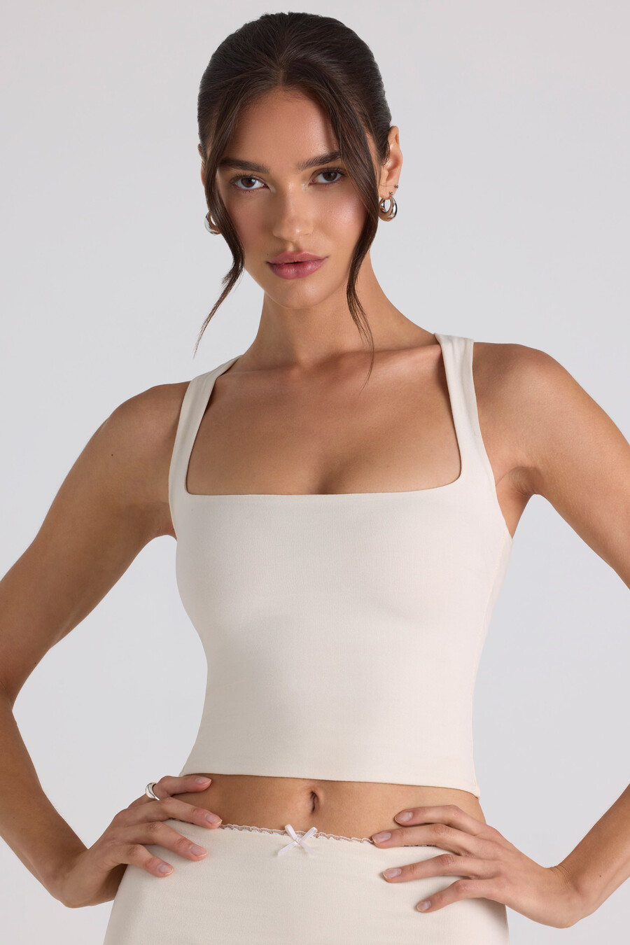 modalový crop top s mašlí v barvě slonoviny