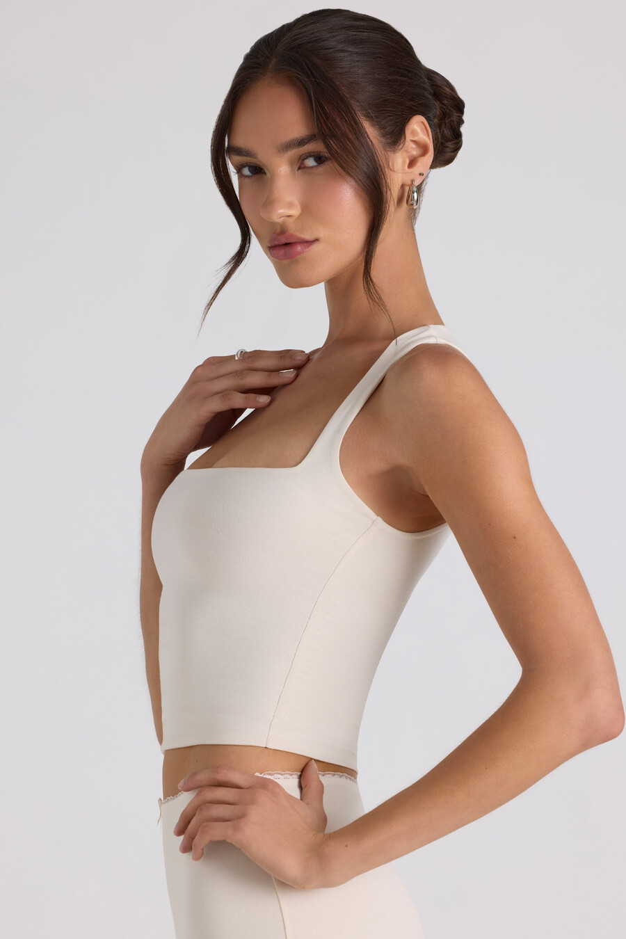 modalový crop top s mašlí v barvě slonoviny