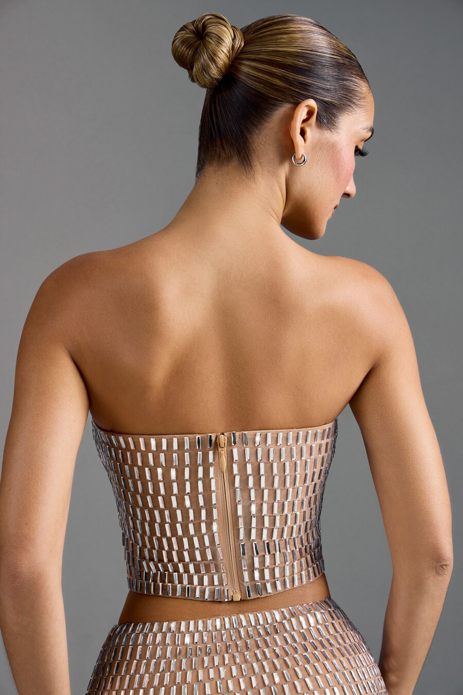 zdobený bandeau top v mandlové barvě