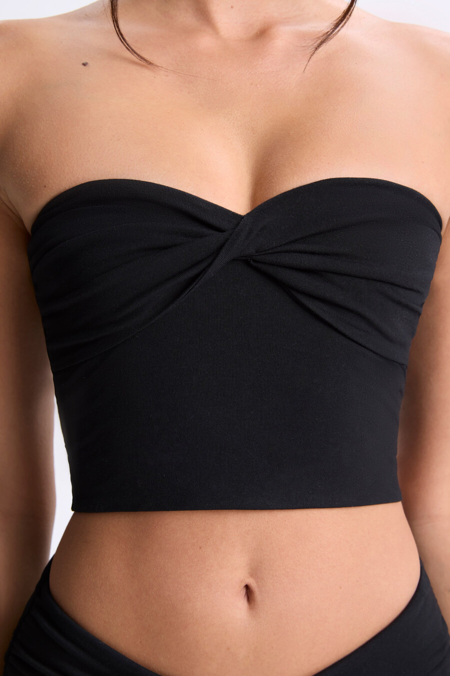 Černý bandeau top s otočným předním dílem