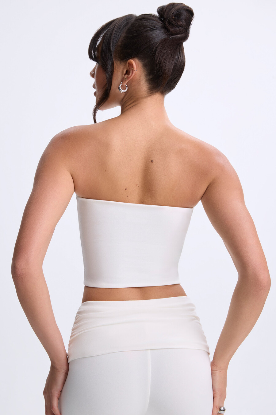 bílý top s odhalenými ramínky a bandeau vzorem