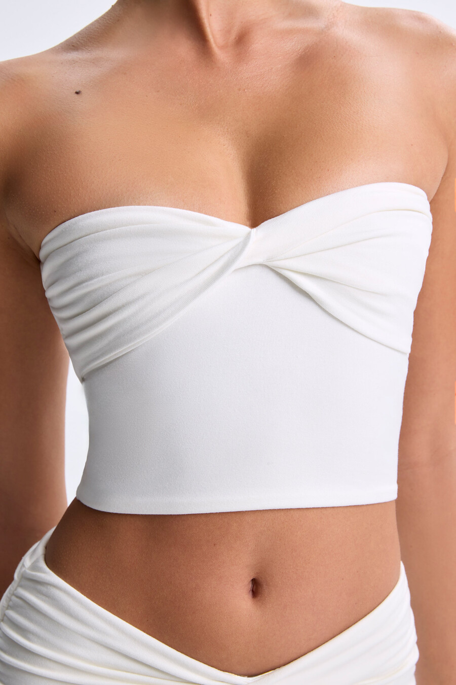 bílý top s odhalenými ramínky a bandeau vzorem