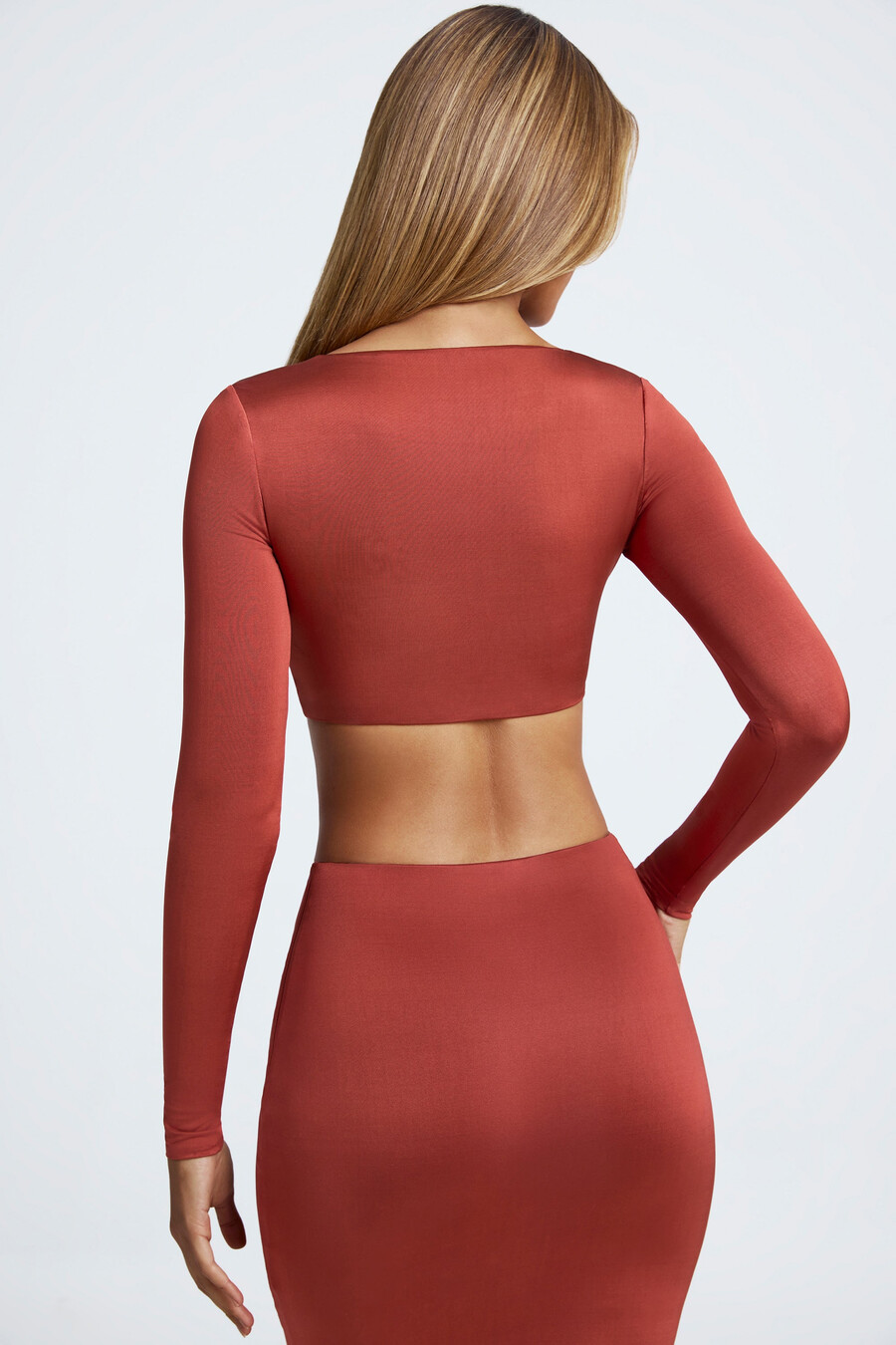 crop top s detailem hardwaru v hnědé barvě auburn