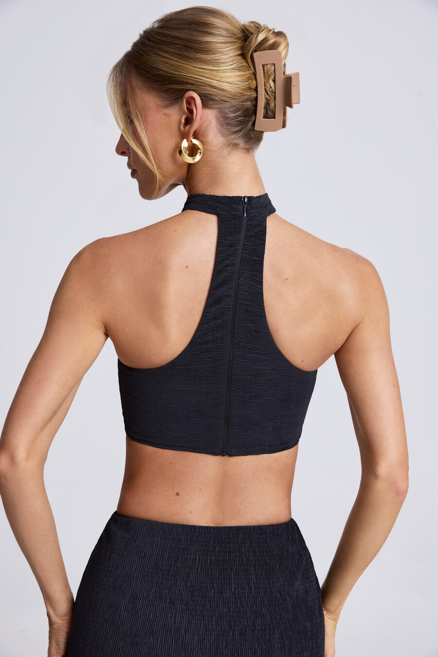Černý choker crop top s detaily hardwaru