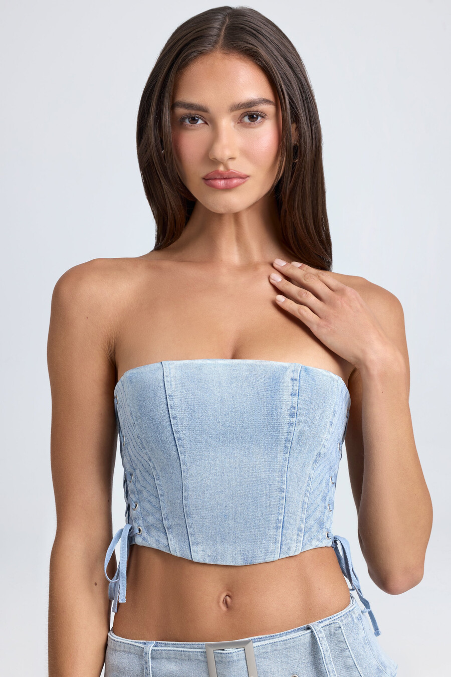 korzetový zkrácený top s šněrováním bandeau ve světle modré barvě stonewash