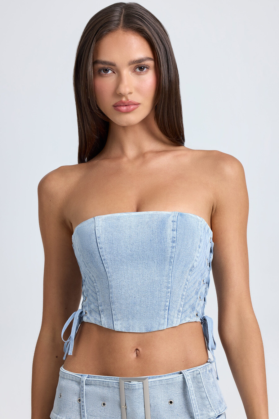 korzetový zkrácený top s šněrováním bandeau ve světle modré barvě stonewash