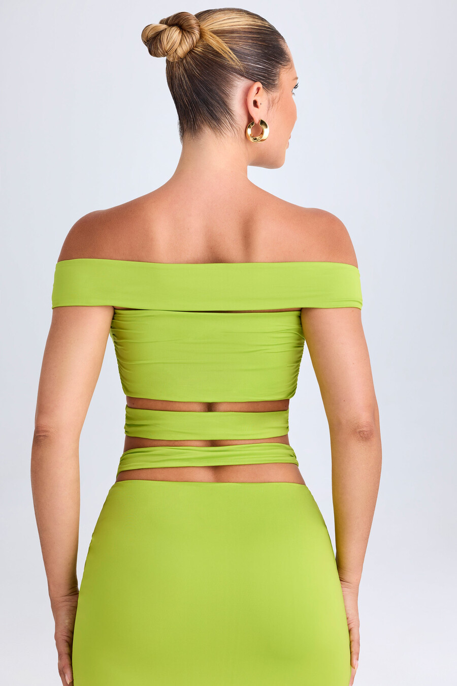 výstřihový crop top s odhalenými rameny v limetkově zelené barvě