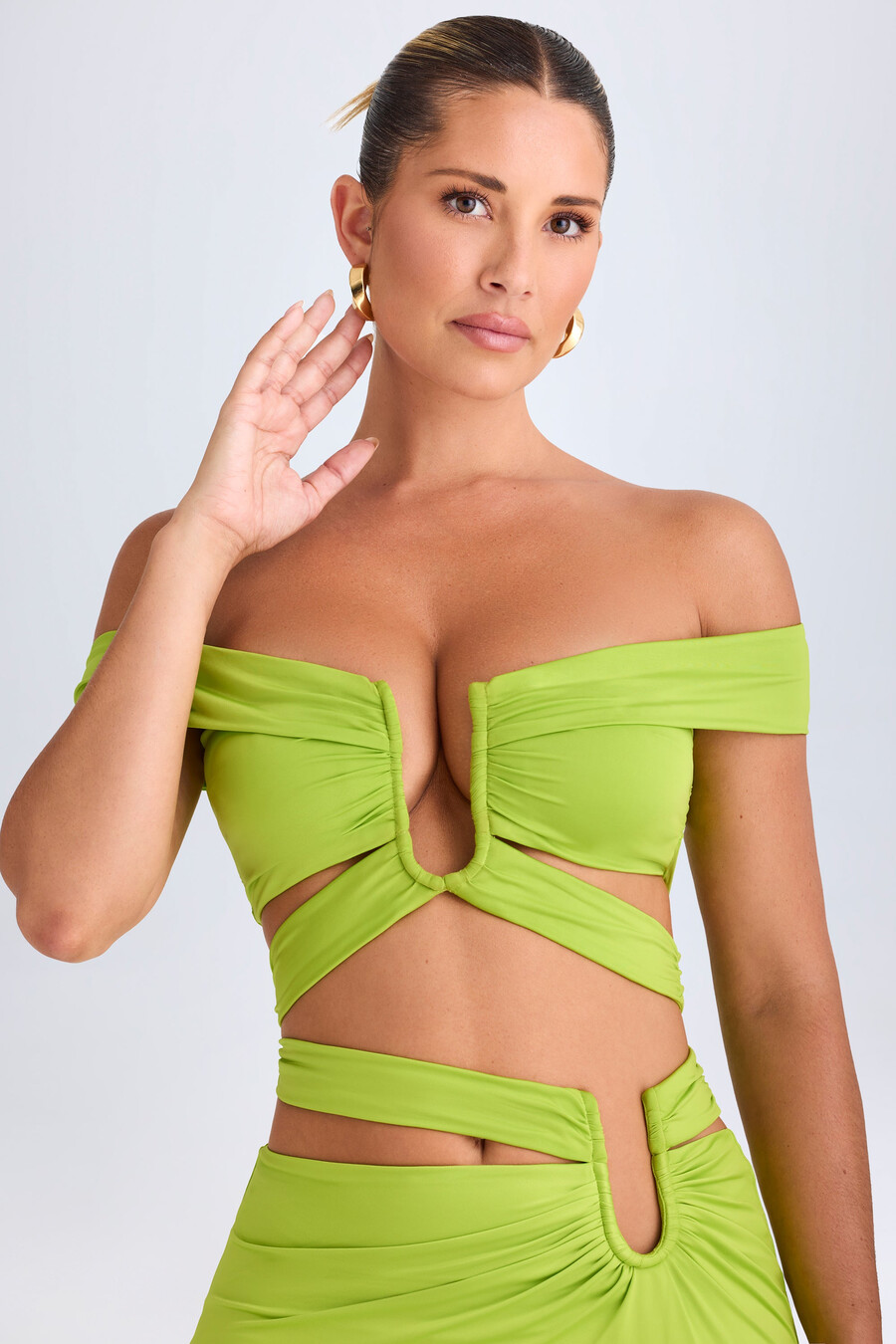 výstřihový crop top s odhalenými rameny v limetkově zelené barvě