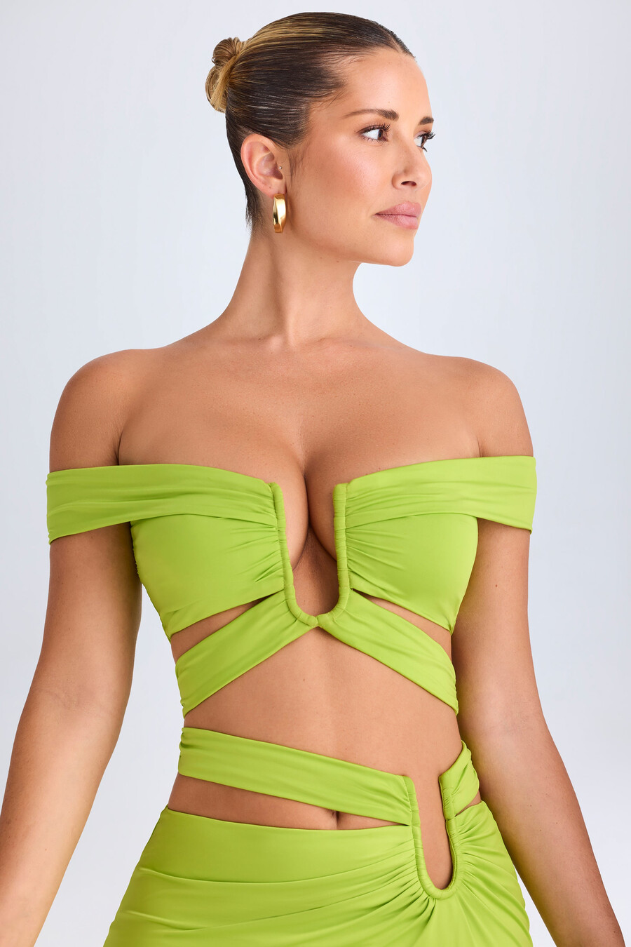 výstřihový crop top s odhalenými rameny v limetkově zelené barvě