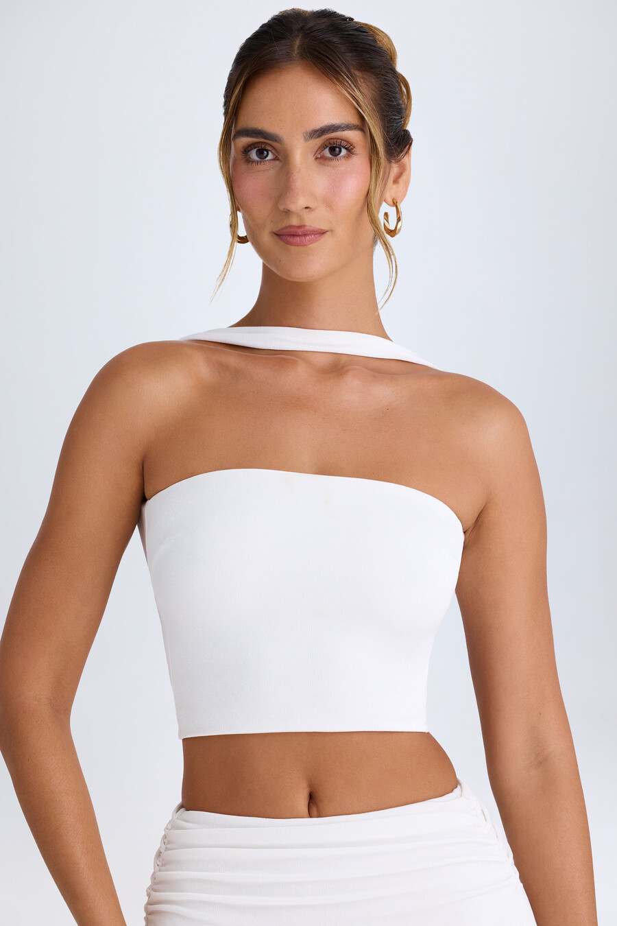bílý bandeau top s choker detailem