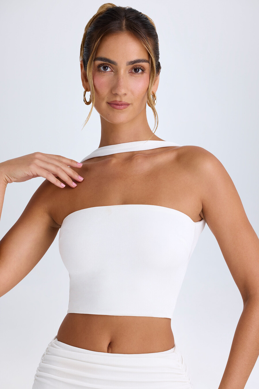 bílý bandeau top s choker detailem