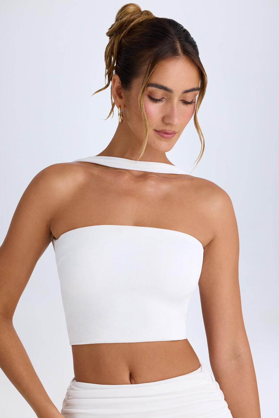 bílý bandeau top s choker detailem
