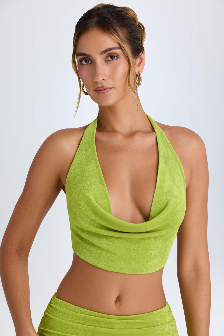 crop top s kapucí vpředu a halterneckovým výstřihem v hruškově zelené barvě