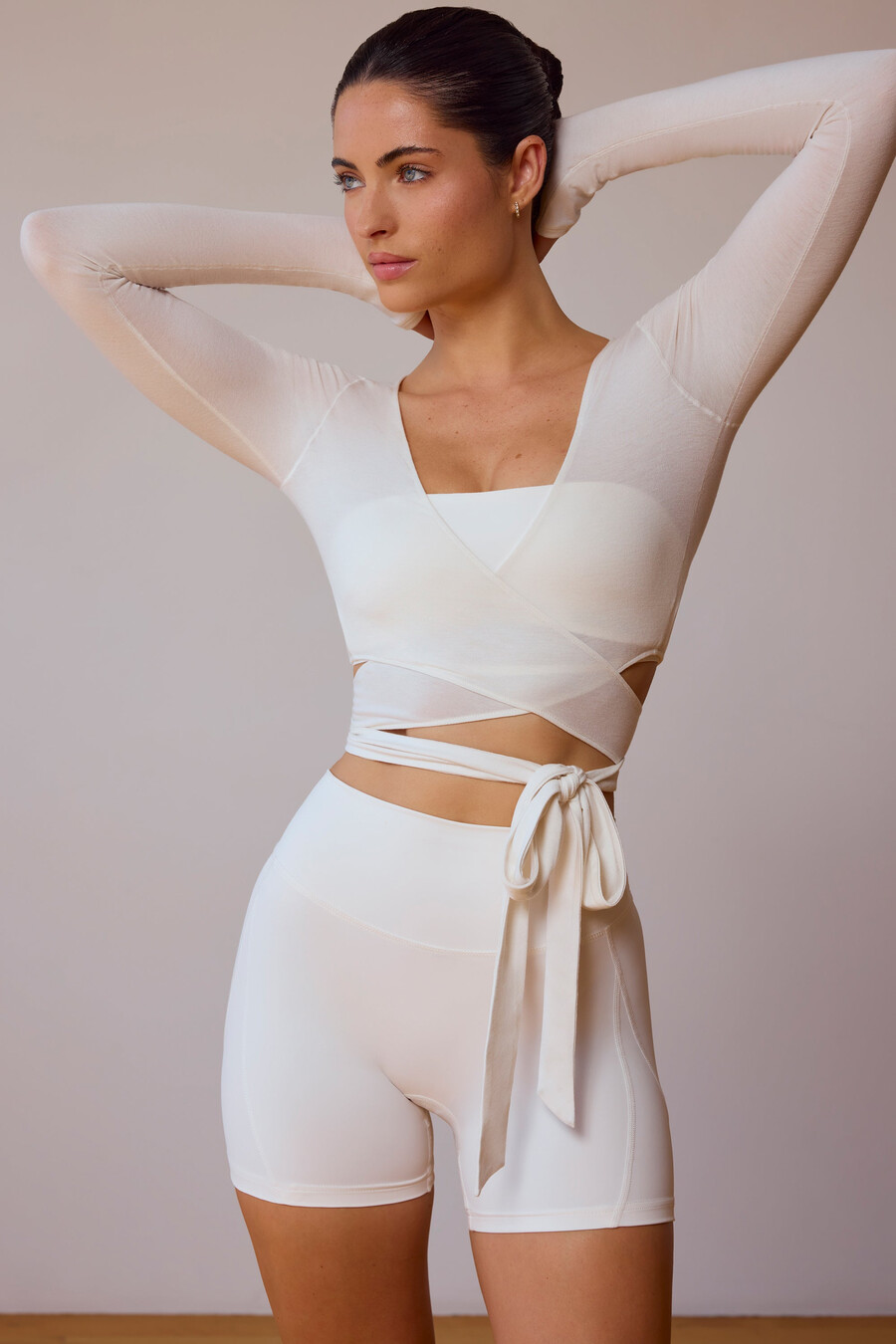 zavinovací crop top s dlouhým rukávem v jemně bílé barvě