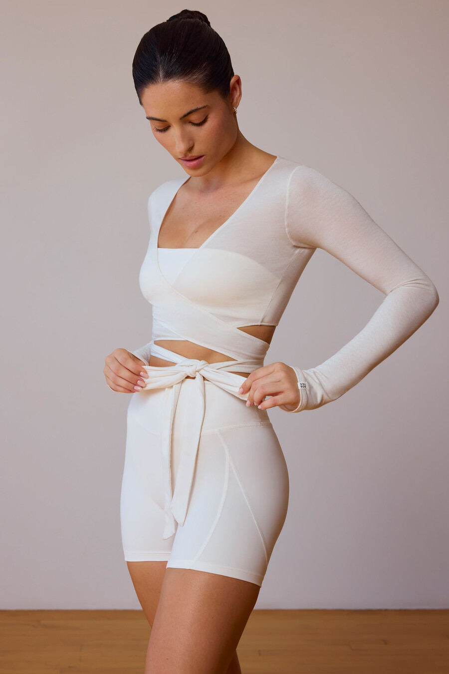 zavinovací crop top s dlouhým rukávem v jemně bílé barvě