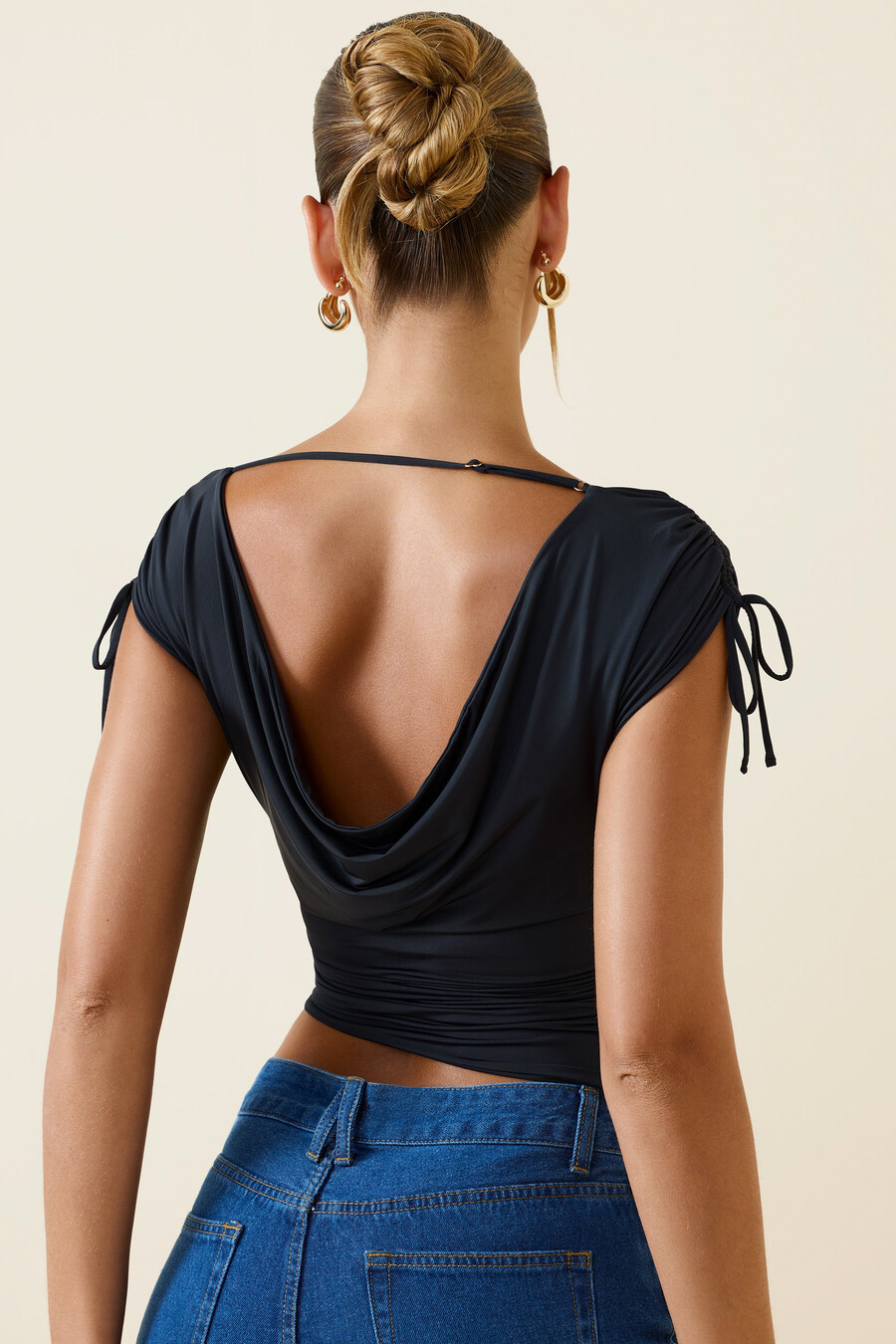 asymetrický nařasený crop top s kapucí na zádech v černé barvě