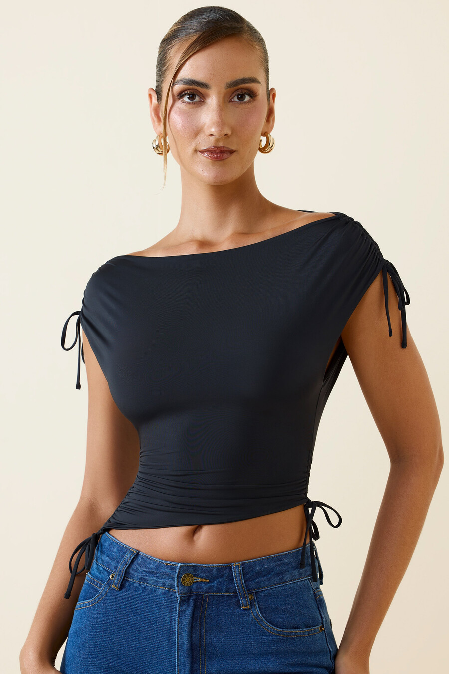 asymetrický nařasený crop top s kapucí na zádech v černé barvě