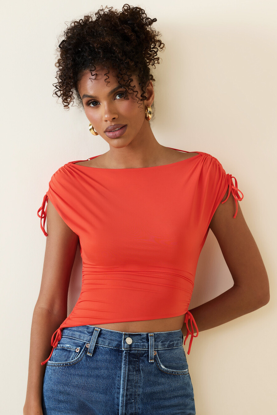 asymetrický nařasený crop top s kapucí na zádech ve šarlatové barvě