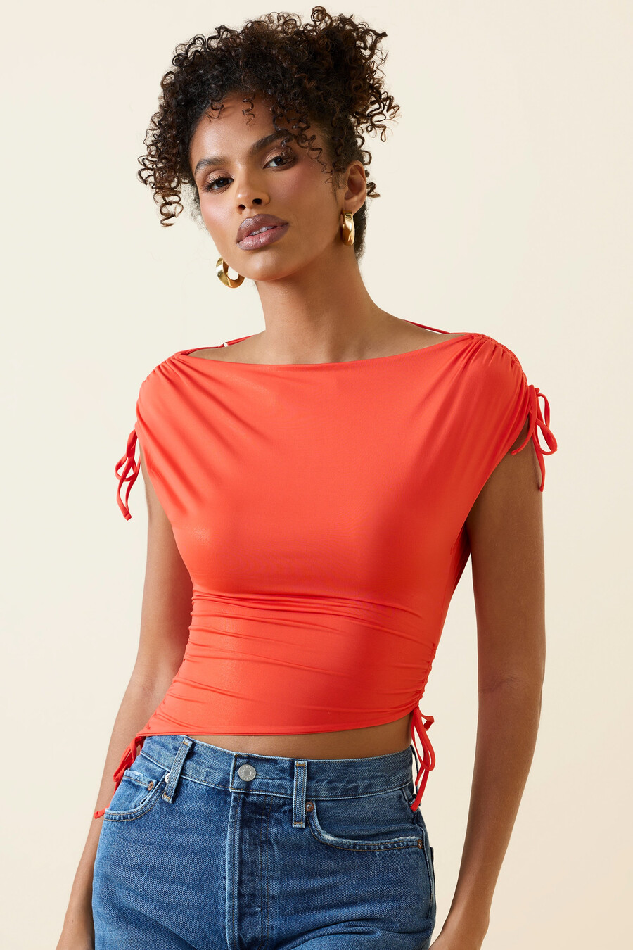 asymetrický nařasený crop top s kapucí na zádech ve šarlatové barvě