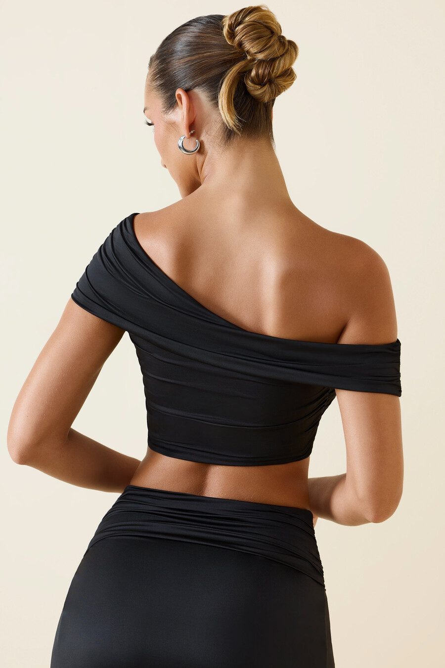 asymetrický nařasený crop top s odhalenými rameny v černé barvě