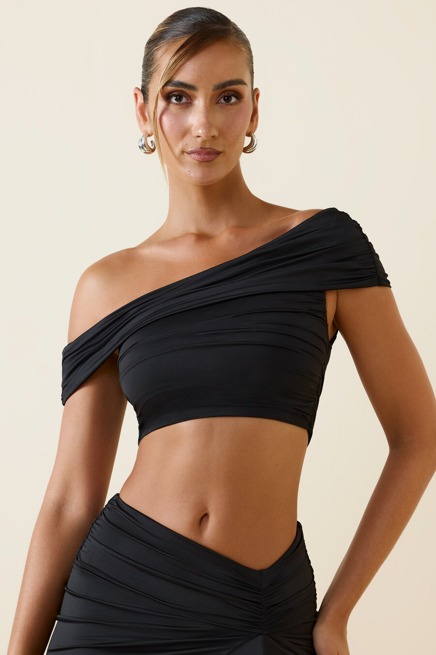 asymetrický nařasený crop top s odhalenými rameny v černé barvě