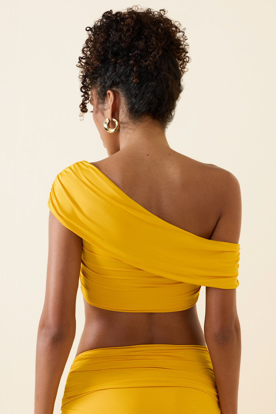 asymetrický nařasený crop top s odhalenými rameny ve zlatavě žluté barvě