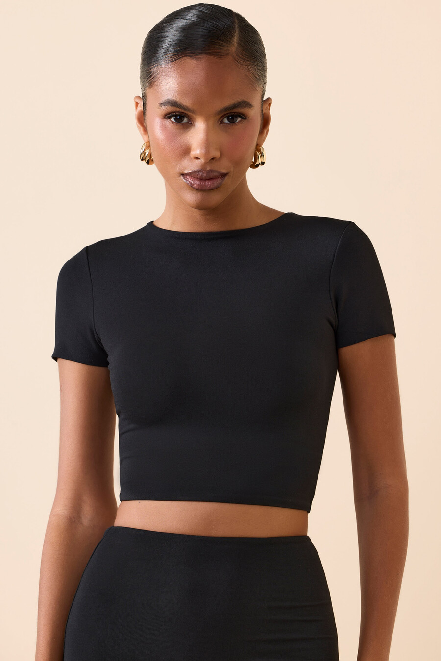 Černý modální crop top s krátkým rukávem
