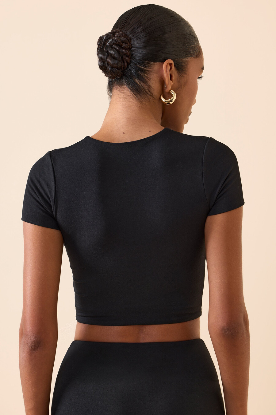 Černý modální crop top s krátkým rukávem
