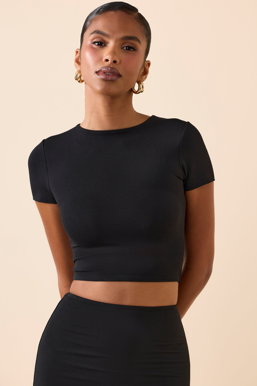 Černý modální crop top s krátkým rukávem