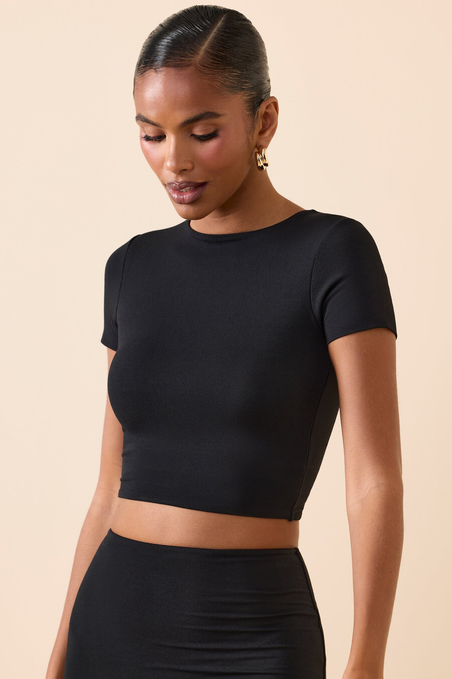 Černý modální crop top s krátkým rukávem