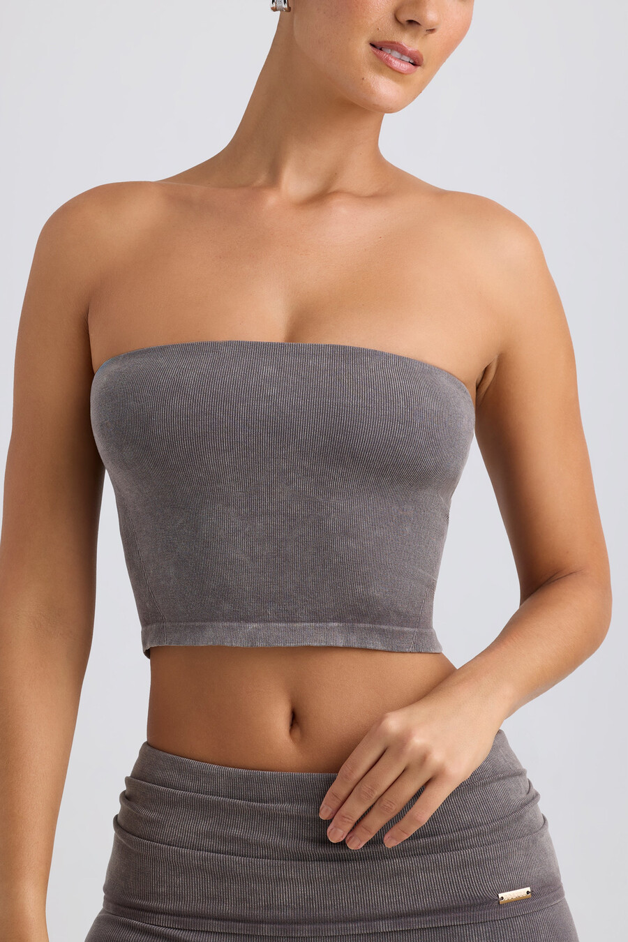 bandeau crop top v barvě sepraného antracitového